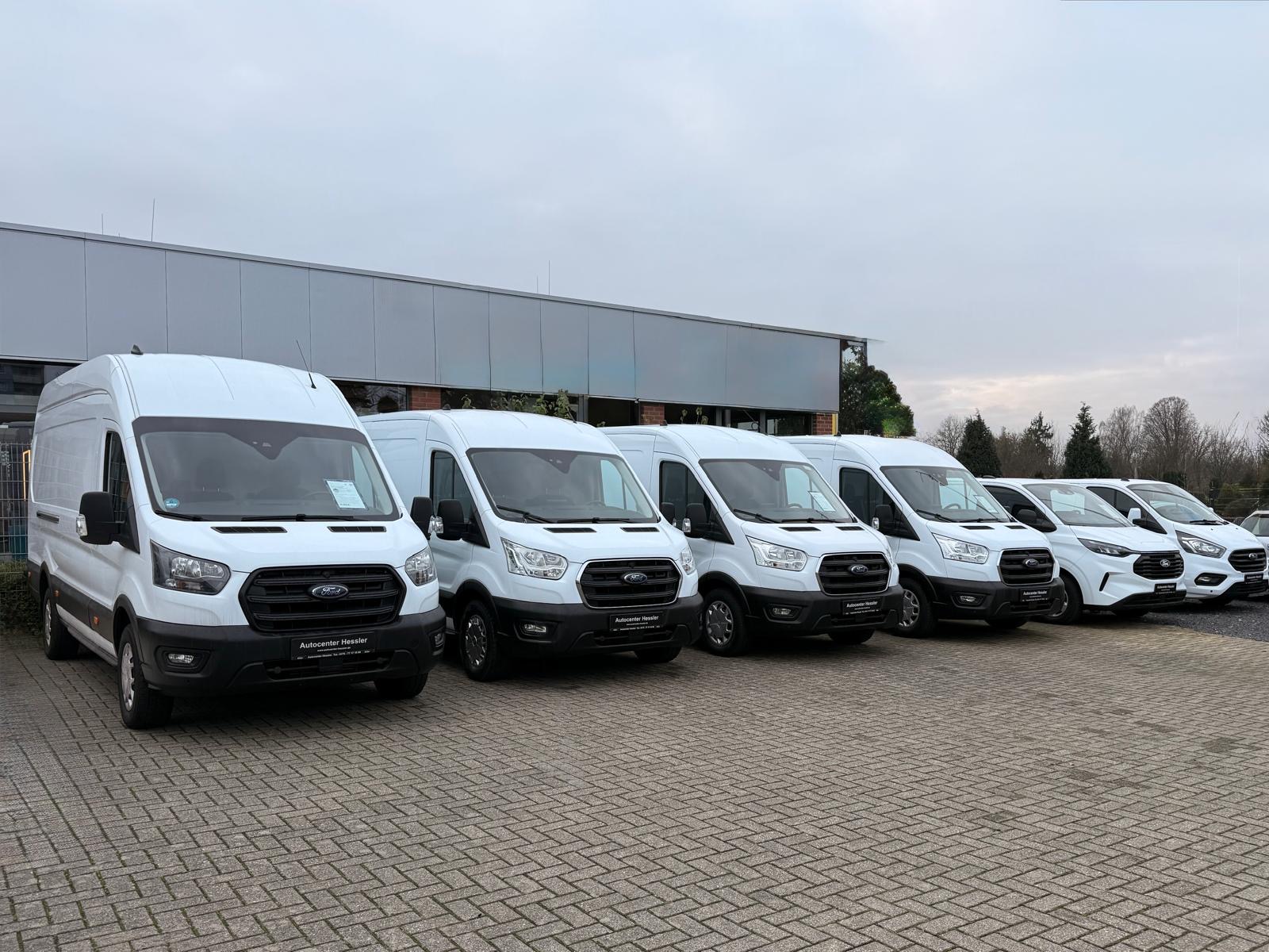 Mehrere weiße Ford Transit Transporter auf dem Hof von Autocenter Hessler