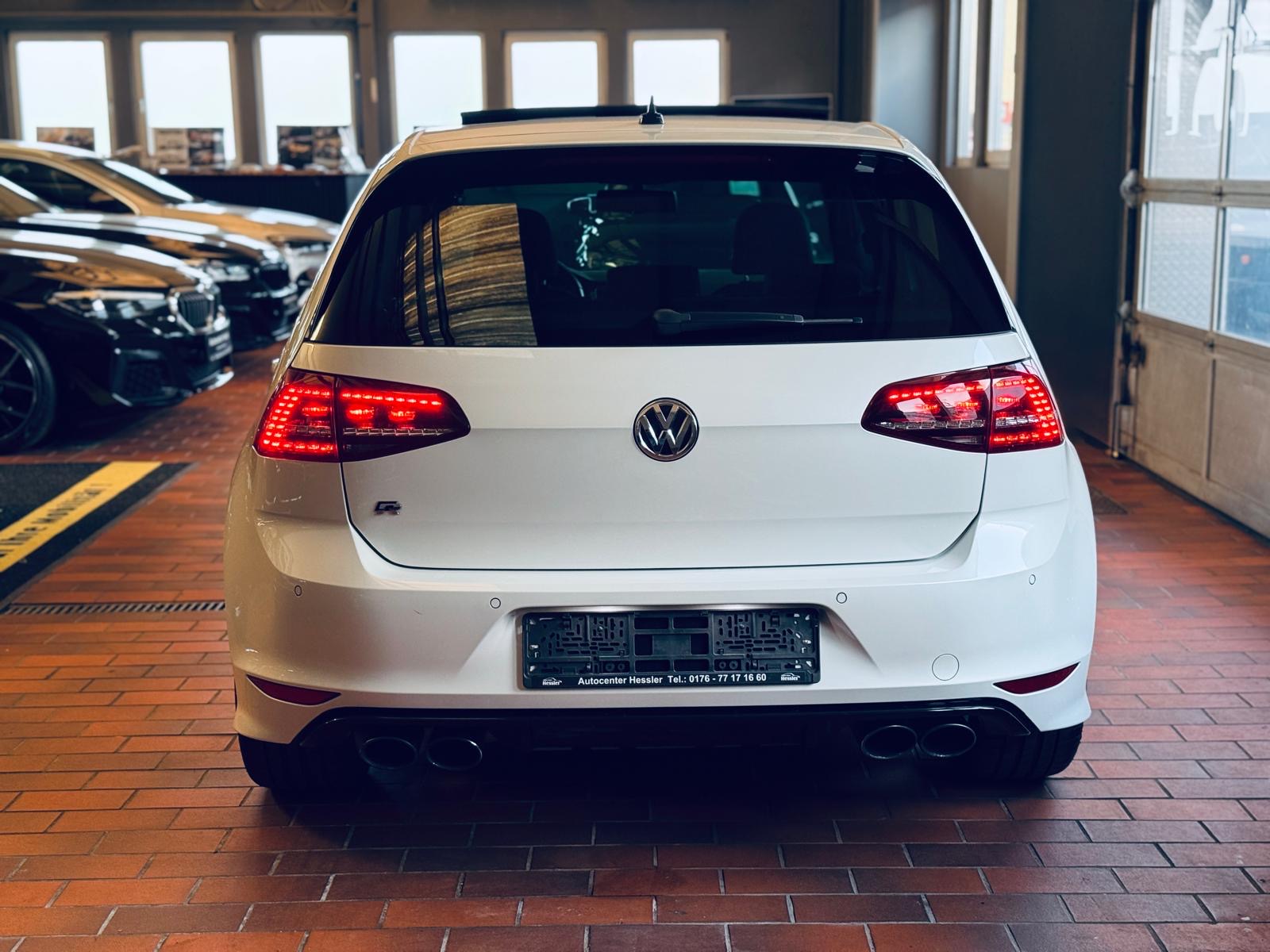 VW Golf R im Ausstellungsraum von Autocenter Hessler